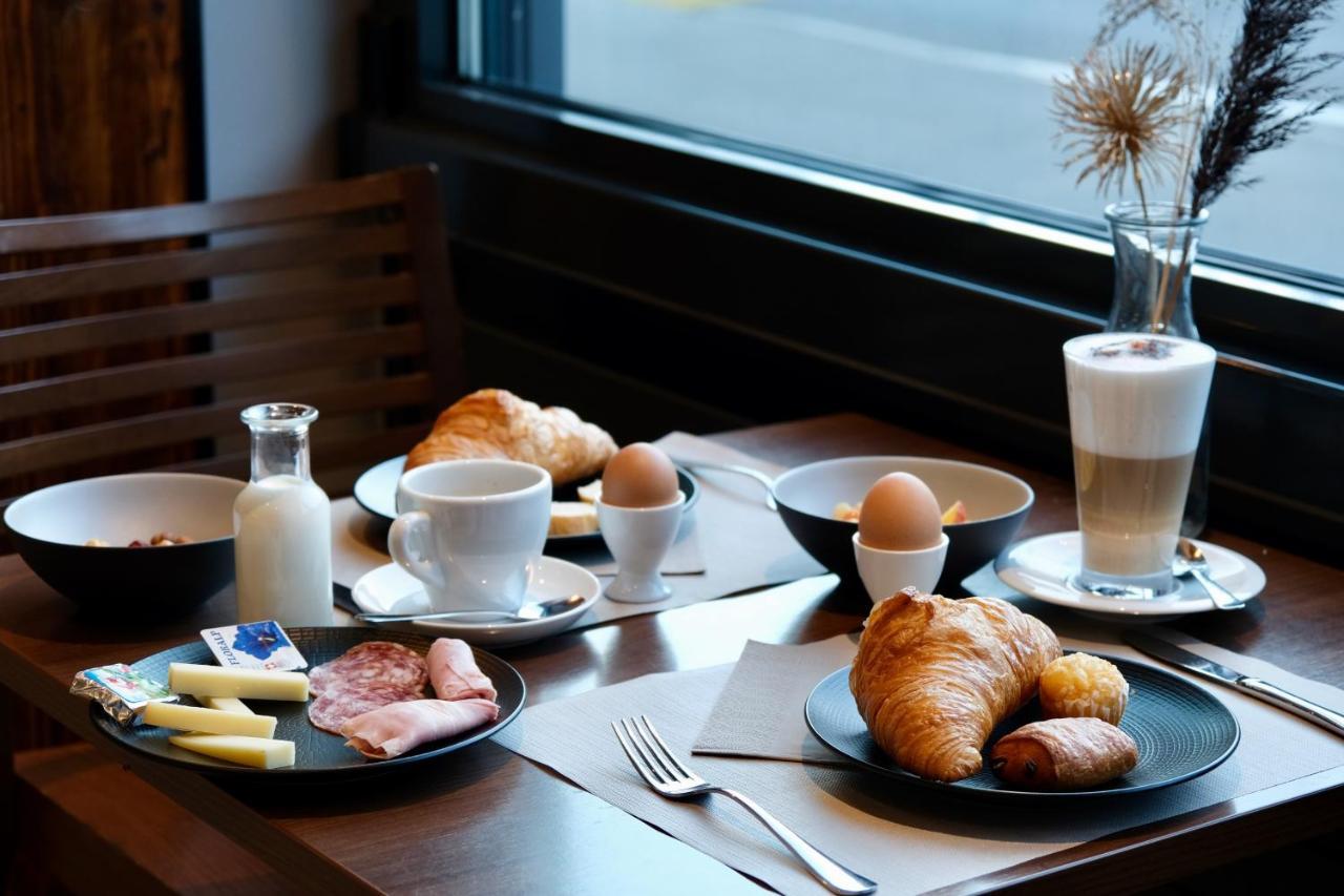 Hotel Oasis Moutier ภายนอก รูปภาพ